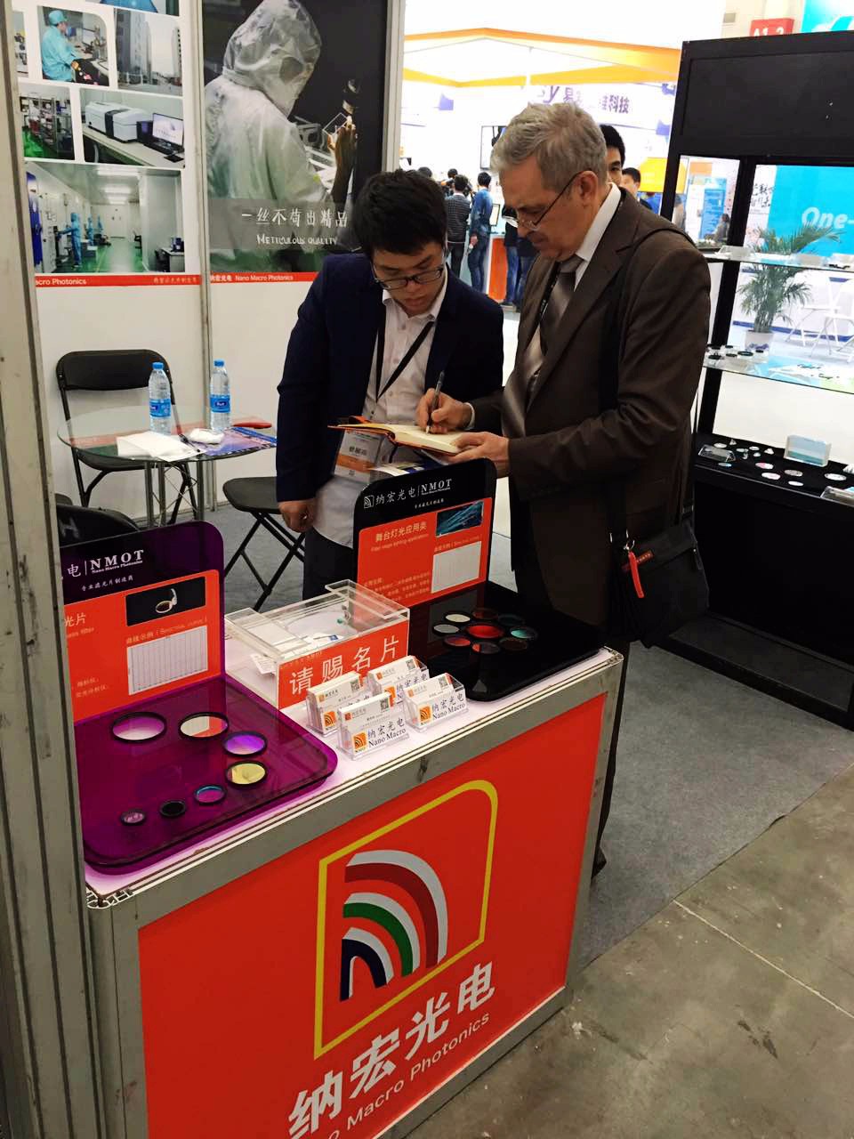 和國外客戶交流