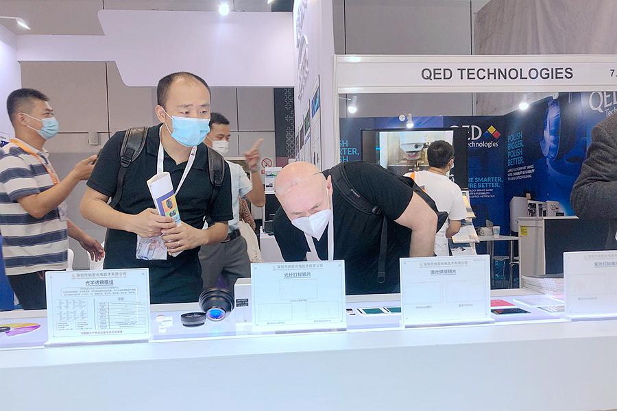 客戶在看濾光片產品